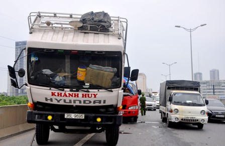 Ô tô khách đâm vào xe tải, một người tử vong